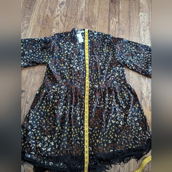 Floral kimono with black fringe, floral pattern womens size M, NWT - Picture 13 of 14